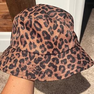 Leopard bucket hat